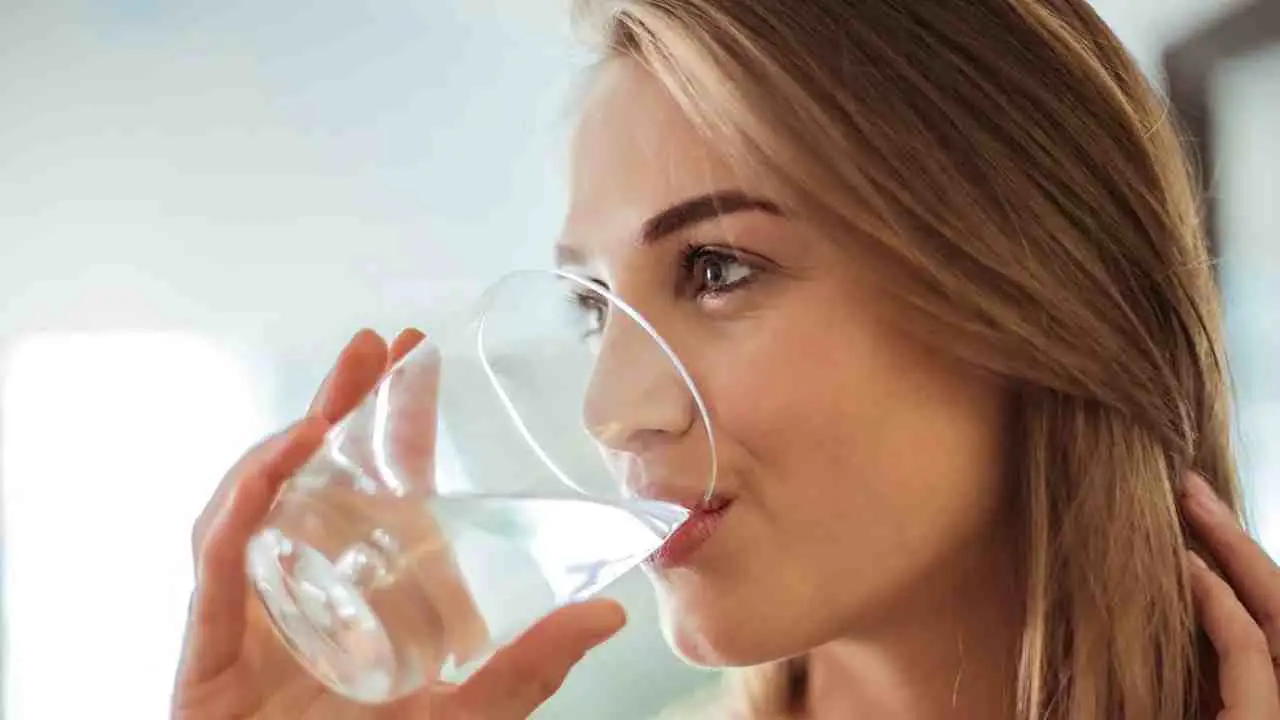 La scelta dell’acqua giusta può aiutare a mantenere ossa forti: ecco quale bere secondo i nutrizionisti