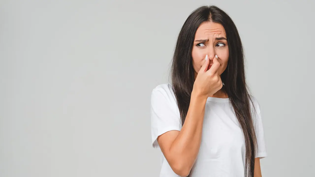 Non ignorare questo trucco: elimina in un attimo l’odore persistente che rovina l’aria in casa