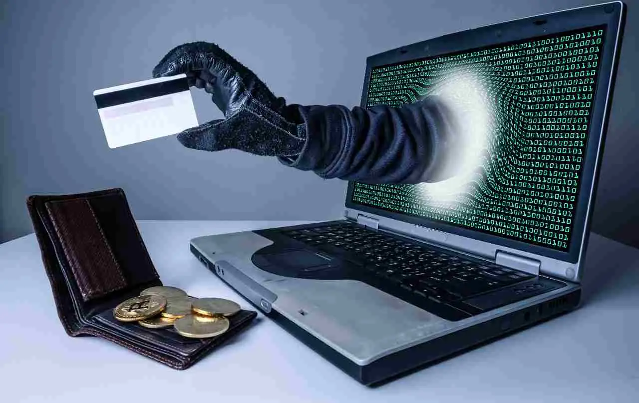 Allerta furto di identità digitale: ecco il metodo che i criminali usano per rubarti tutto