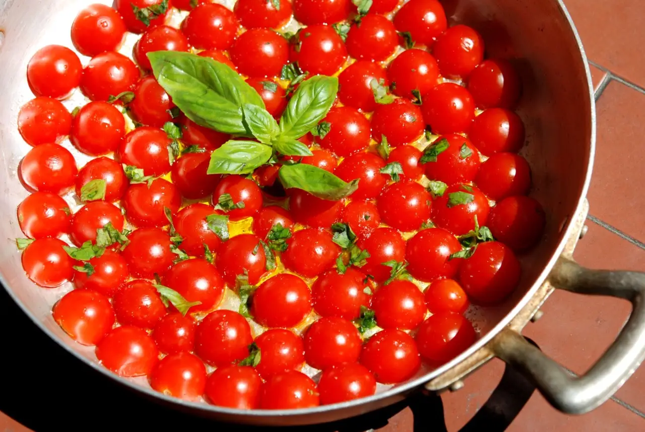 Il segreto per pomodori sani e abbondanti senza usare prodotti chimici: ecco il trattamento naturale