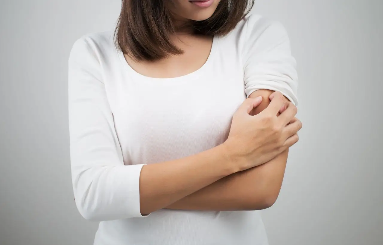 Ti svegli con prurito? Ecco il metodo definitivo per eliminare subito gli acari dal materasso